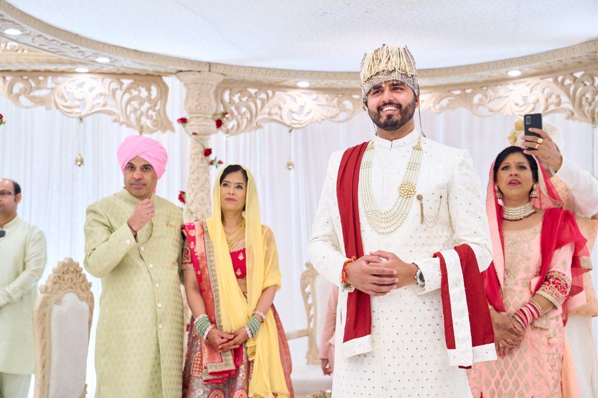 Karishma & Asheesh wedding at Oshwal Centre — Asian wedding photography by Heston Photo