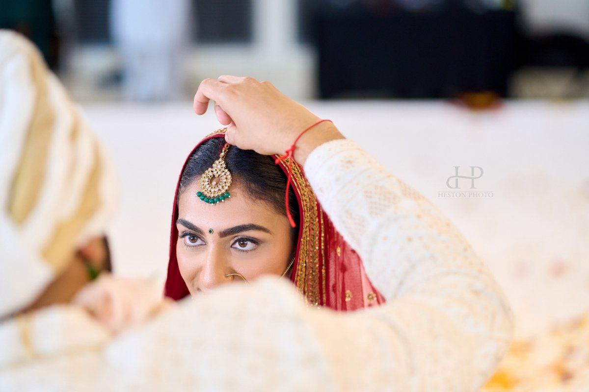 Roshni & Arjun wedding at Sattavis pattidar Centre — Asian wedding photography by Heston Photo