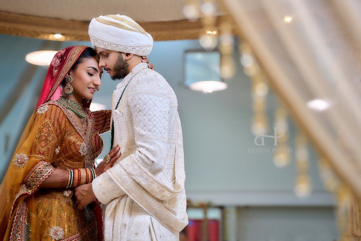 Roshni & Arjun wedding at Sattavis pattidar Centre — Asian wedding photography by Heston Photo
