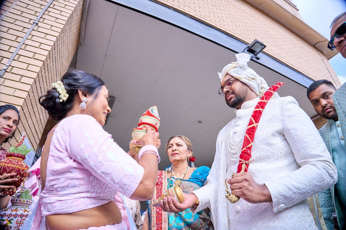 Vandna & Kiran wedding at Willesden temple — Asian wedding photography by Heston Photo