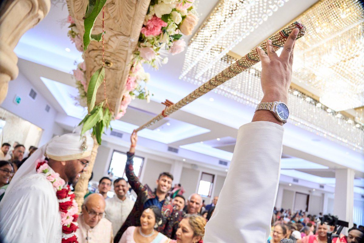 Vandna & Kiran wedding at Willesden temple — Asian wedding photography by Heston Photo