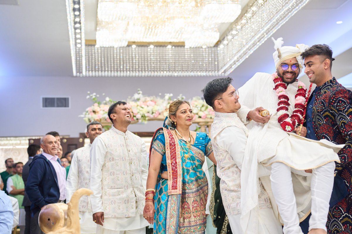 Vandna & Kiran wedding at Willesden temple — Asian wedding photography by Heston Photo