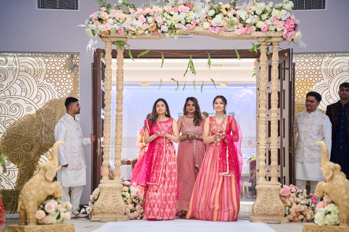 Vandna & Kiran wedding at Willesden temple — Asian wedding photography by Heston Photo