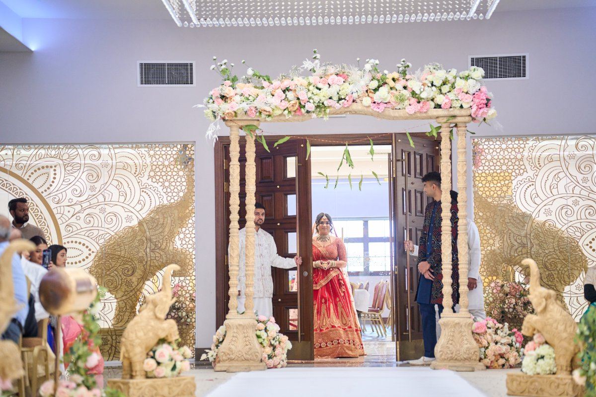 Vandna & Kiran wedding at Willesden temple — Asian wedding photography by Heston Photo
