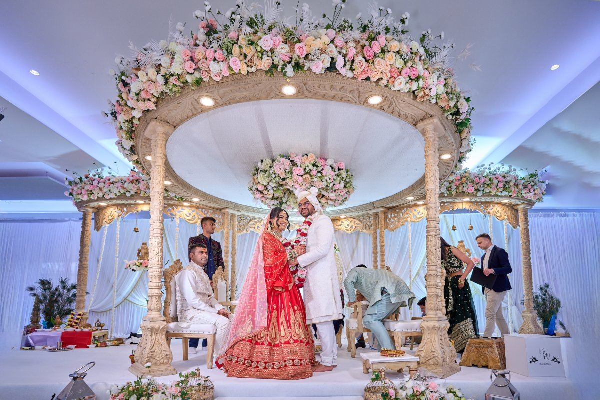 Vandna & Kiran wedding at Willesden temple — Asian wedding photography by Heston Photo