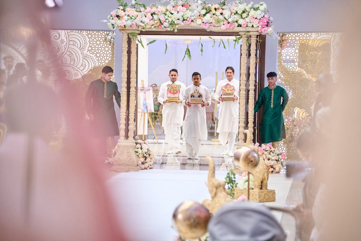 Vandna & Kiran wedding at Willesden temple — Asian wedding photography by Heston Photo