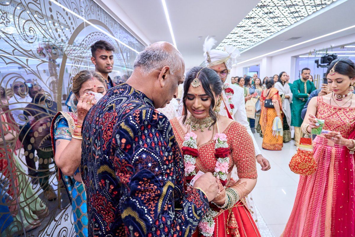 Vandna & Kiran wedding at Willesden temple — Asian wedding photography by Heston Photo